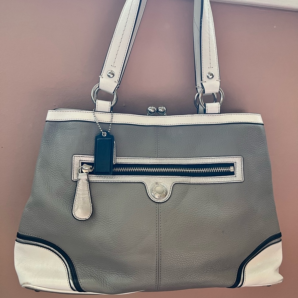 Grey/white Coach leather bag with clasp